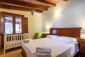 3 bedrooms, iron/ironing board, free WiFi, bed sheets - 'Villa il Panorama di Orrí' with Sea View, Garden & A/C (Tortolì)