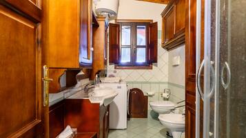 Ducha, secador de pelo, toallas