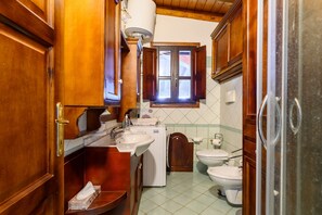 Shower, hair dryer, towels - 'Villa il Panorama di Orrí' with Sea View, Garden & A/C (Tortolì)