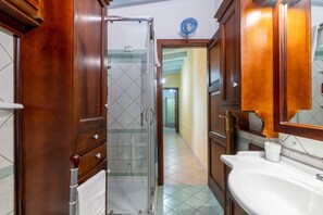 Shower, hair dryer, towels - 'Villa il Panorama di Orrí' with Sea View, Garden & A/C (Tortolì)