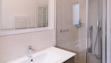 Bathtub, free toiletries, hair dryer, towels