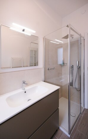 Badewanne, kostenlose Toilettenartikel, Haartrockner, Handtücher