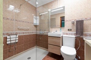 Regadera, secadora de cabello, toallas 