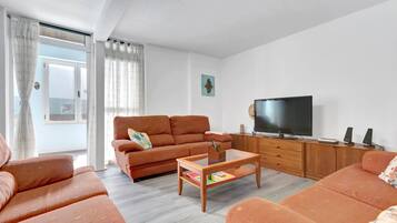 Een televisie en een stereo