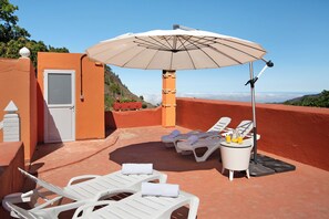 Terrace/patio - Holiday Home "Finca Rural Mar de Nubes" with Sea View and Garden (Vega de San Mateo)