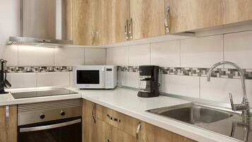 Refrigerador, microondas, horno, placa de cocina