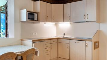 KĂŒhlschrank, Herdplatte, Wasserkocher mit Kaffee-/Teezubehör