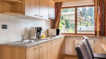 Een koelkast, een kookplaat, een koffiezetapparaat/waterkoker