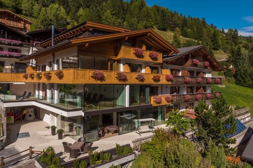 Ferienwohnung 'Hotel Residenz Gardena Alpen 300' mit Bergblick, Garten und WLAN