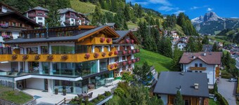 Appartamento 'Hotel Residence Gardena Alps 300' con vista sulle montagne, giardino e Wi-Fi