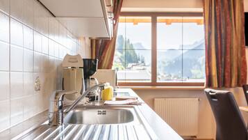 Kühlschrank, Herdplatte, Wasserkocher mit Kaffee-/Teezubehör