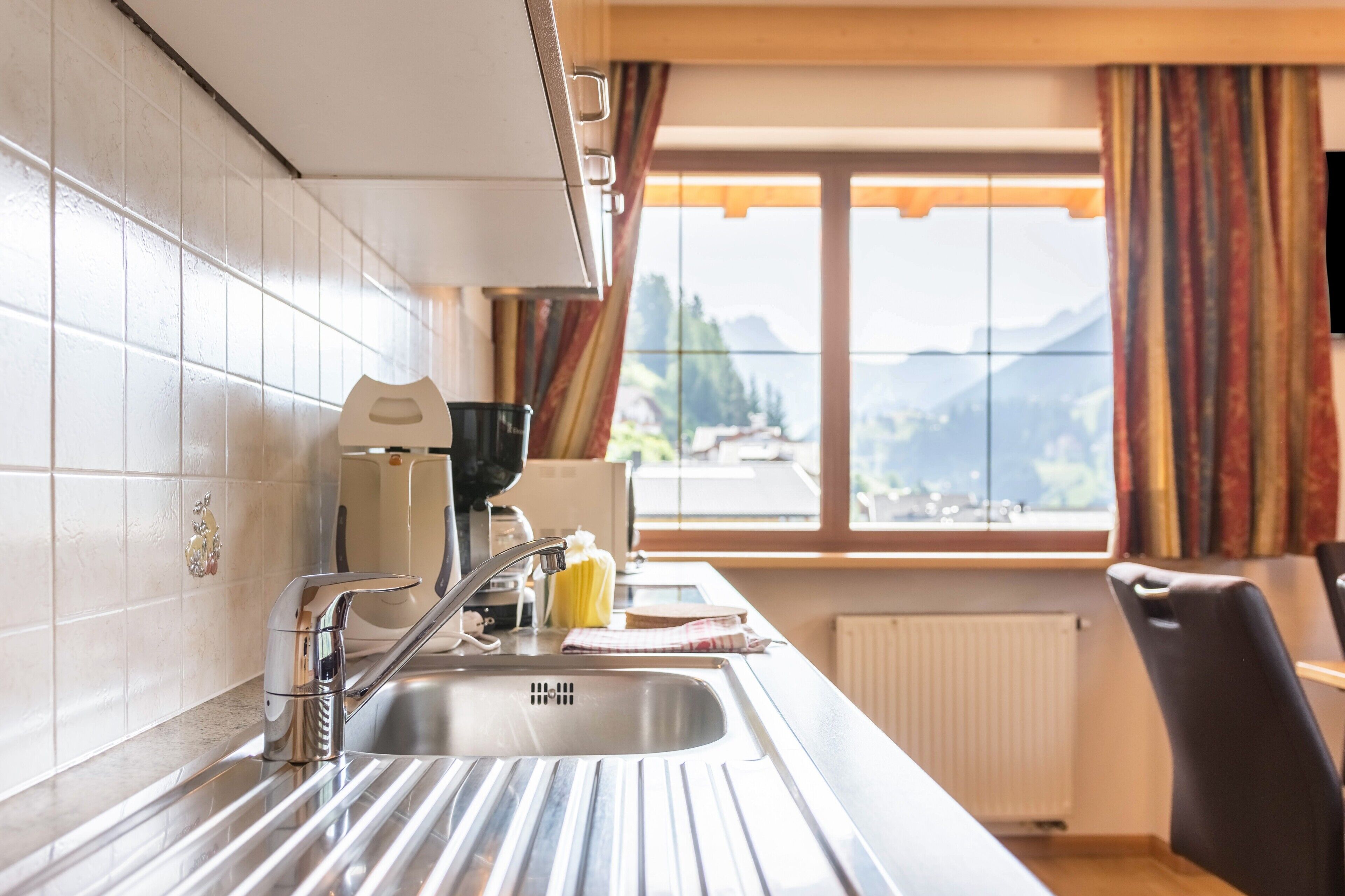 Kühlschrank, Herdplatte, Wasserkocher mit Kaffee-/Teezubehör