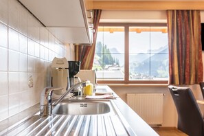 Frigorifero, piano cottura, macchina per tè/caffè, bollitore elettrico