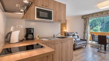 Fridge, stovetop, coffee/tea maker, electric kettle