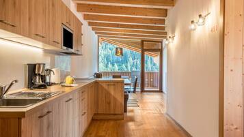 Kylskåp, spishäll, kaffe- och tebryggare och vattenkokare