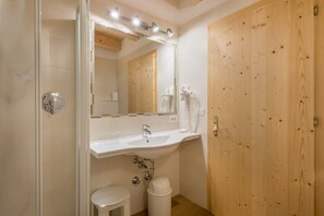 Regadera, amenidades de baño gratuitas, secadora de cabello, toallas 