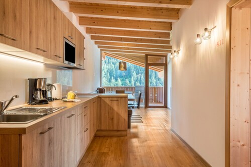 Appartement 'Hotel Residence Gardena Saslong' avec vue sur les montagnes, jardin et Wi-Fi.