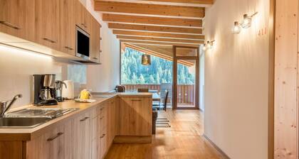 Appartement 'Hotel Residence Gardena Saslong' avec vue sur les montagnes, jardin et Wi-Fi.