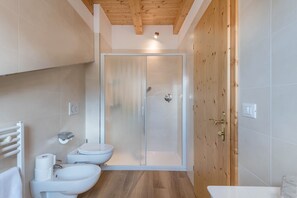 Regadera, amenidades de baño gratuitas, secadora de cabello, toallas 