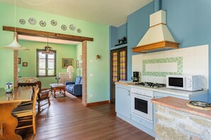 Fridge, microwave, oven, stovetop - Villa 'Rifugio Arcobaleno' with Mountain View, Heated Pool & Wi-Fi (Popiglio)