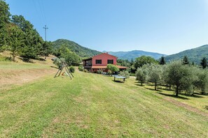 Property grounds - Villa 'Rifugio Arcobaleno' with Mountain View, Heated Pool & Wi-Fi (Popiglio)