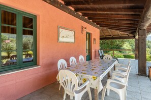 Outdoor dining - Apartment 'Tramonto al Rifugio Arcobaleno' with Mountain View, Shared Pool & Wi-Fi (Popiglio)