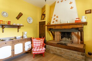 Interior - Apartment 'Tramonto al Rifugio Arcobaleno' with Mountain View, Shared Pool & Wi-Fi (Popiglio)