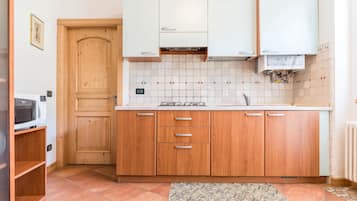 Frigorifero, microonde, piano cottura, pentole/stoviglie/utensili