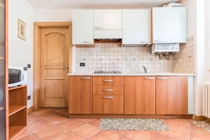 Fridge, microwave, stovetop, cookware/dishes/utensils - Holiday Apartment 'Maso Noce 2' with Mountain View, Garden & Wi-Fi (Mezzana)