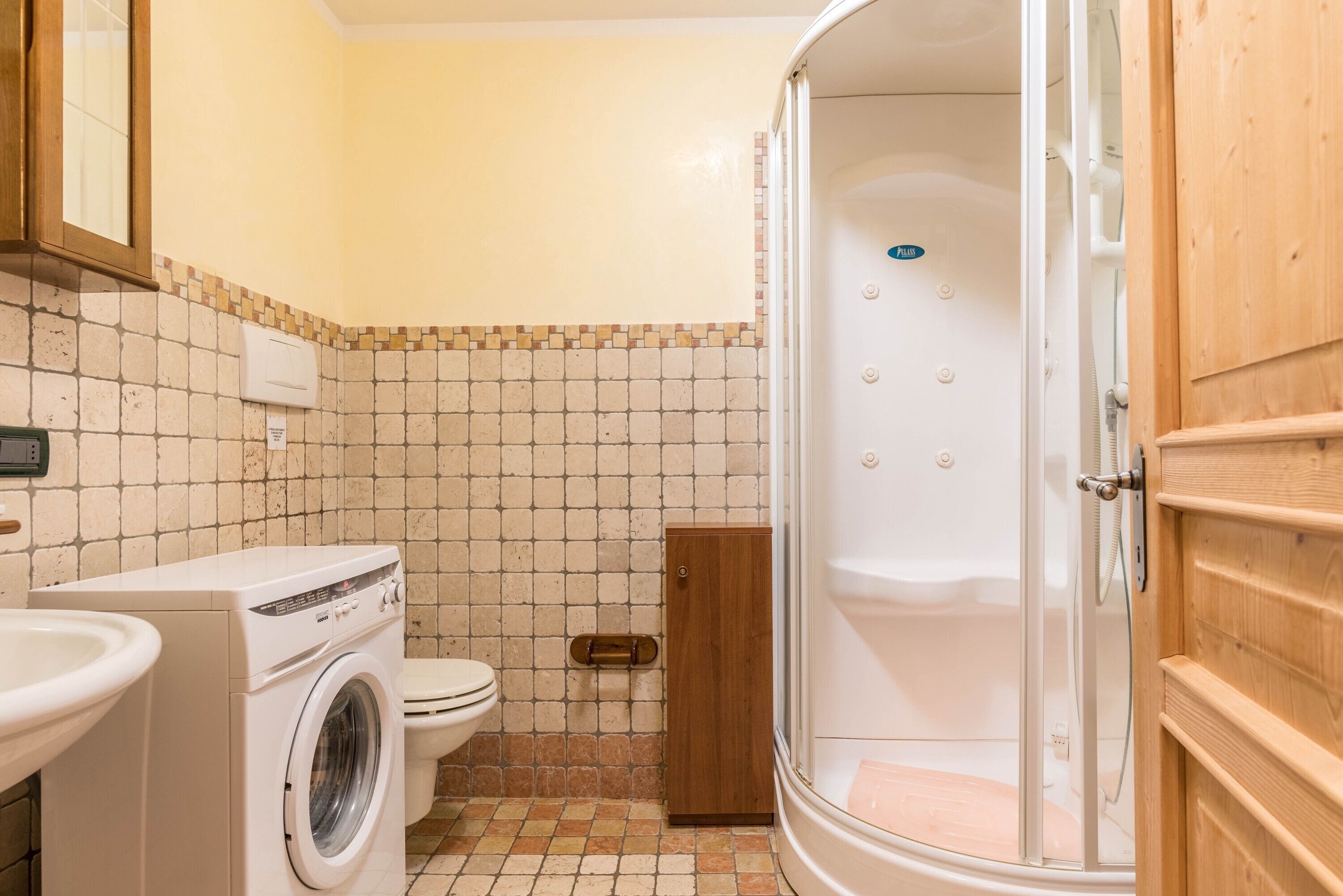 Dusche, kostenlose Toilettenartikel, Haartrockner, Handtücher