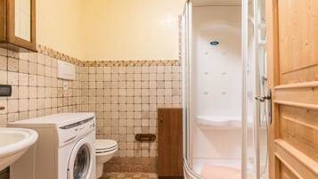 Dusche, kostenlose Toilettenartikel, Haartrockner, HandtĂŒcher