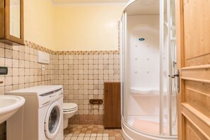 Regadera, amenidades de baño gratuitas, secadora de cabello, toallas 
