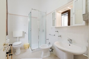 Shower, hair dryer, towels - Holiday Home 'Casa Vita' close to the Sea (balestrate)