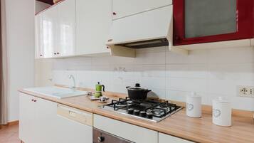 Jääkaappi, mikroaaltouuni, uuni, liesi