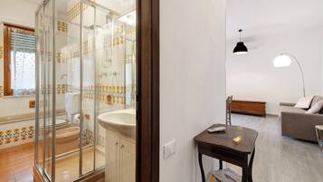 Baignoire, sĂšche-cheveux, serviettes fournies