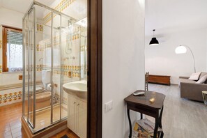 Baignoire, sèche-cheveux, serviettes fournies