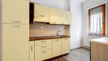 Frigorifero, microonde, forno, piano cottura