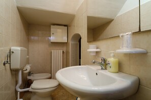 Douche, articles de toilette gratuits, sèche-cheveux