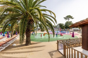 Children's area - Mobile Home with 3 Bedrooms, 2 Bathrooms, Terrace, Tennis Court & Barbecue in Cap Ferret (Lège-Cap-Ferret)