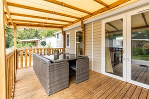 Outdoor dining - Mobile Home with 3 Bedrooms, 2 Bathrooms, Terrace, Tennis Court & Barbecue in Cap Ferret (Lège-Cap-Ferret)