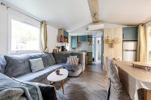 TV, DVD player, ping pong - Mobile Home with 3 Bedrooms, 2 Bathrooms, Terrace, Tennis Court & Barbecue in Cap Ferret (Lège-Cap-Ferret)