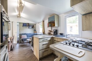 Fridge, microwave, oven, stovetop - Mobile Home with 3 Bedrooms, 2 Bathrooms, Terrace, Tennis Court & Barbecue in Cap Ferret (Lège-Cap-Ferret)