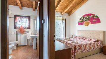 Doccia, set di cortesia gratuito, asciugacapelli, asciugamani