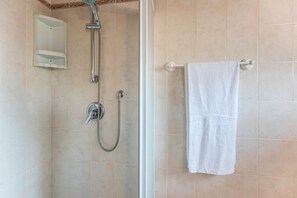 Dusche, kostenlose Toilettenartikel, Haartrockner, Handtücher