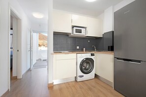 Kylskåp, mikrovågsugn, ugn och spishäll