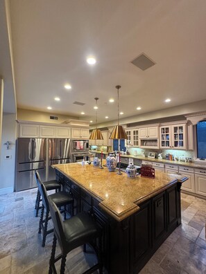 冷蔵庫、電子レンジ、オーブン、コンロ