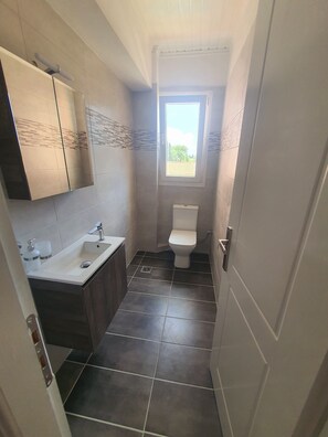 Family Suite | Bathroom | Shower, rainfall showerhead, hair dryer, towels - BELLA DE LUX  APTS (Corfu)