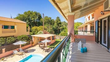 Deluxe Apartment | Premium bedding, down comforters, pillowtop beds, desk