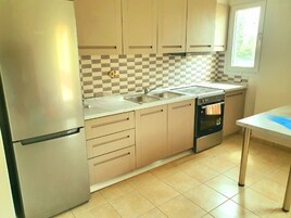 Family Suite | Private kitchen | Fridge, oven, stovetop, espresso maker