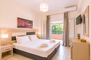 Deluxe Apartment | Premium bedding, down comforters, pillowtop beds, desk - BELLA DE LUX  APTS (Corfu)
